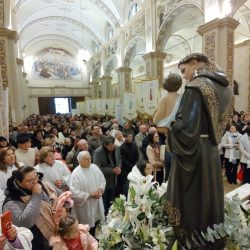 Frio e chuva fina espanta fiéis da missa campal de Santo Antônio