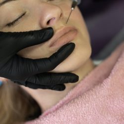 Anvisa interdita dois cosméticos após reações adversas graves devido a uso indevido