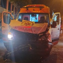 Abulância do SAMU se envolve em acidente com caminhonete no bairro Botafogo