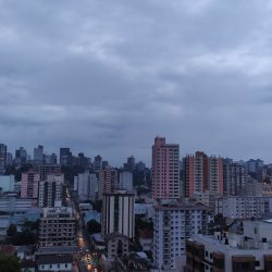 Bolsão de ar extrememente quente da Argentina e Paraguai favorece temporais no sul do Brasil