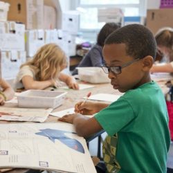 Censo 2022 revela menor número de crianças desde 1970. Como melhorar a educação? 