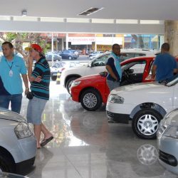 Preço médio de carro zero-quilômetro no Brasil subiu 7% em 2023, aponta estudo