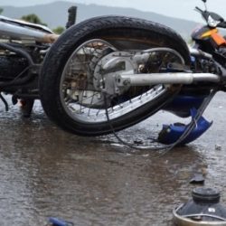 Jovem motociclista morre  ao chocar-se contra caminhão no  Barracão