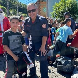 Corpo de Bombeiros distribui presentes a 120 crianças do bairro Municipal