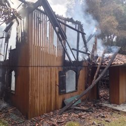 Casa consumida pelo fogo no Vale dos Vinhedos