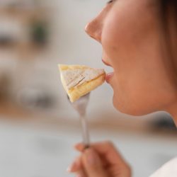 3 alimentos que ajudam a clarear os dentes e você não sabia