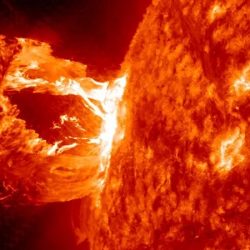 Tempestade solar atinge a Terra e pode provocar de instabilidade no rádio a mudança da cor do céu