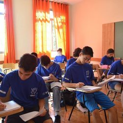 Governo assina decreto que garante R$ 2.000 por ano para alunos do ensino médio