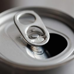 Energéticos: cientistas ligam bebida a problemas de saúde entre jovens e pedem restrição da venda