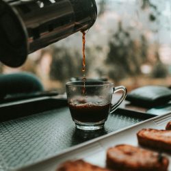 Tomar o primeiro café do dia às 9h30 da manhã maximiza os benefícios da bebida
