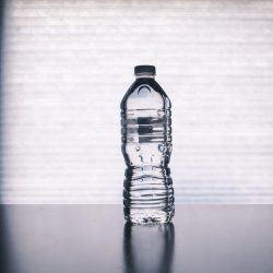 Água na garrafa de plástico não é nem um pouco saudável, alerta estudo