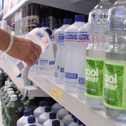 Anvisa proíbe venda de álcool 70% em supermercados e farmácias