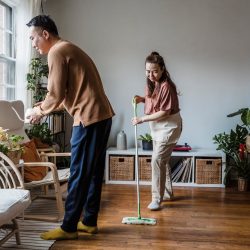 Casais que dividem tarefas domésticas podem ter maior renda, sugere estudo