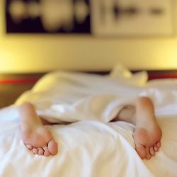 Quanto menos você dorme, menor  será sua expectativa vida, segundo neurocientista