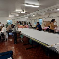 Curso de Moda da UCS e FITEMAVEST mobilizam rede solidária para a confecção de cobertores