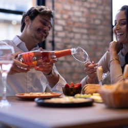 Você sabe escolher o vinho ou espumante de acordo com tempo de namoro?