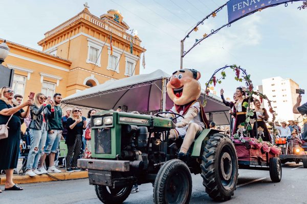 Domingo tem desfile da Fenavinho e  feira agroindustrial na Via Del Vino