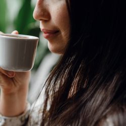 Pesquisadores descobriram que o aroma do café pode ajudar a diminuir a vontade de fumar