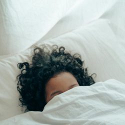 Dormir mais cedo nos deixa mais gratos e resilientes