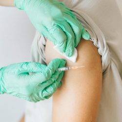 Vacina para câncer de mama é aplicada em primeira voluntária nos EUA