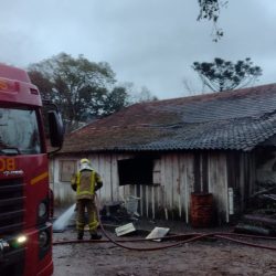 Incêndio atinge galpão em propriedade rural no bairro Barracão