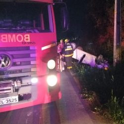  Bombeiros de Bento resgatam condutora em acidente de capotamento