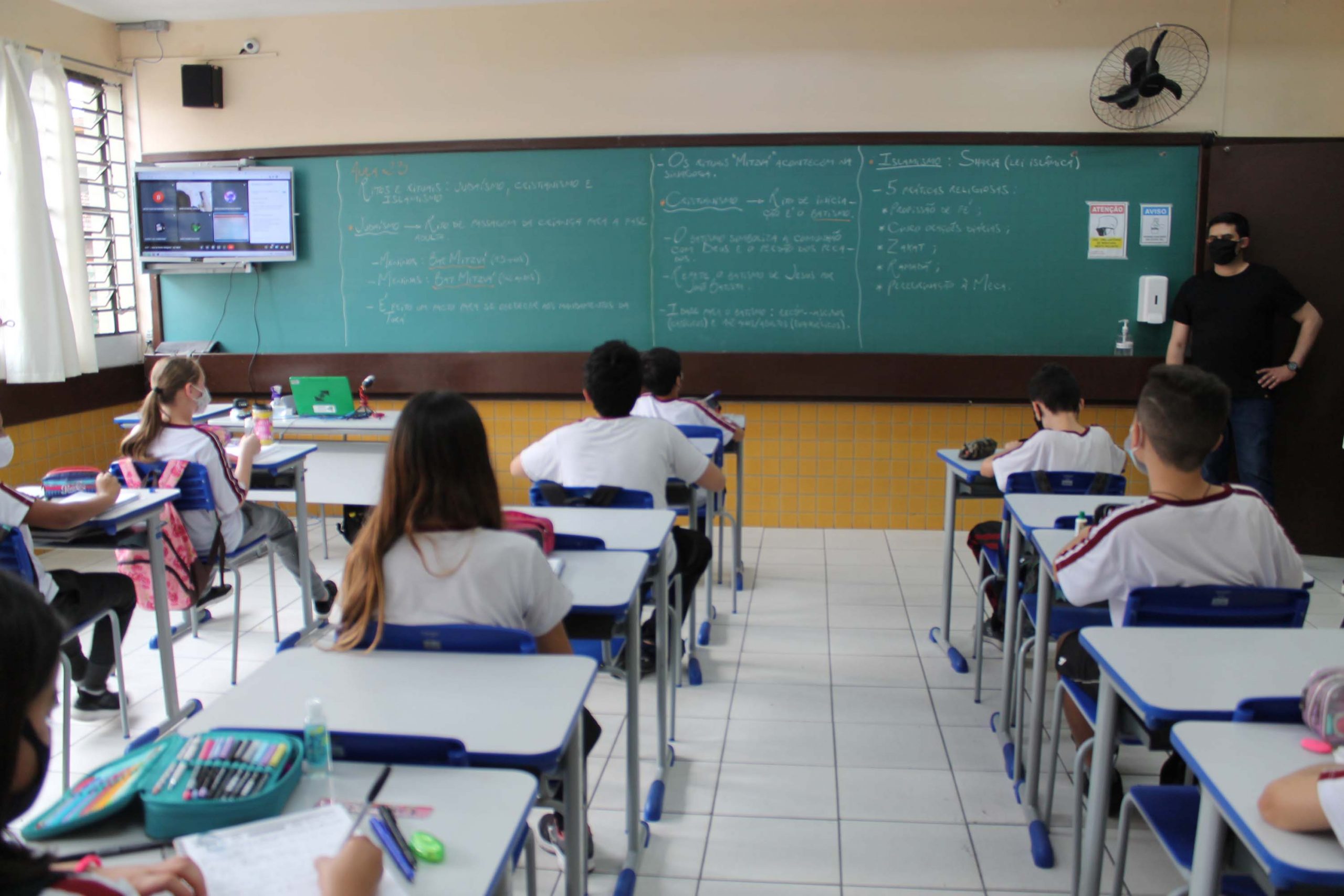 Os colégios da rede estadual de ensino do Paraná atingiram a média de 62,3% de presença de estudantes em sala de aula nesta semana, entre os dias 27 e 29 de setembro. O número representa um aumento de quase 10% em relação à semana anterior.  -  Curitiba, 30/09/2021  -  Foto: SEED