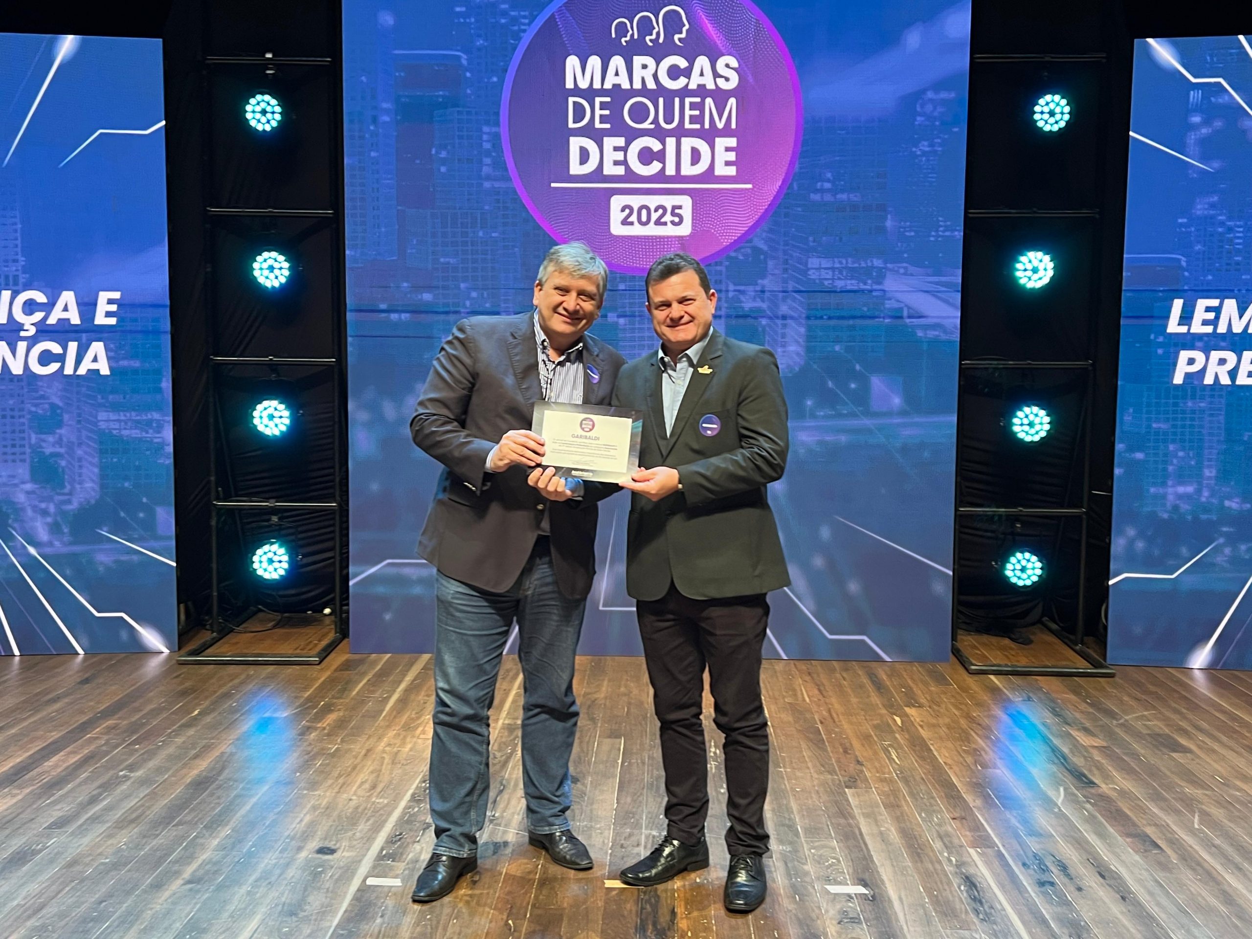 Presidente Oscar Ló recebendo a premiação