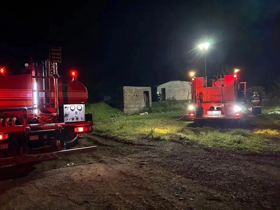 Policiais da Brigada Militar atendem ocorrência de homicídio e incêndio em residência na Linha Santo Antônio de Castro, Carlos Barbosa