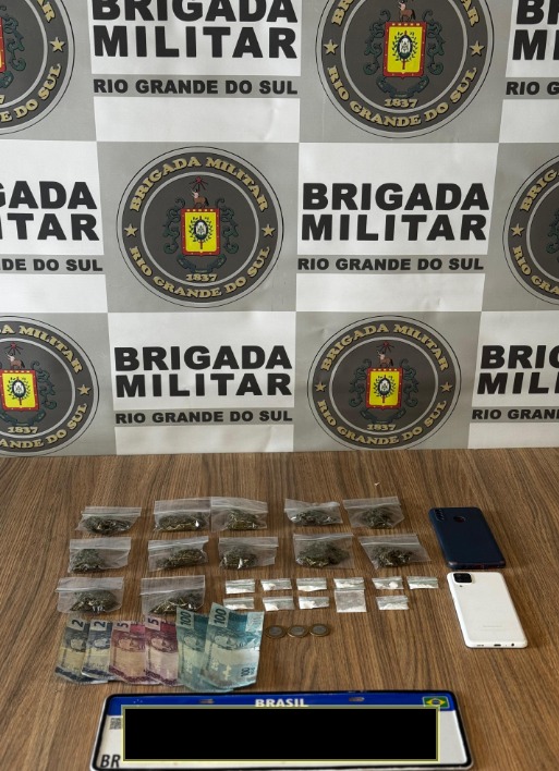 Brigada Militar apreende drogas, dinheiro e celulares em prisão de dois homens no bairro Borgo, em Bento Gonçalves