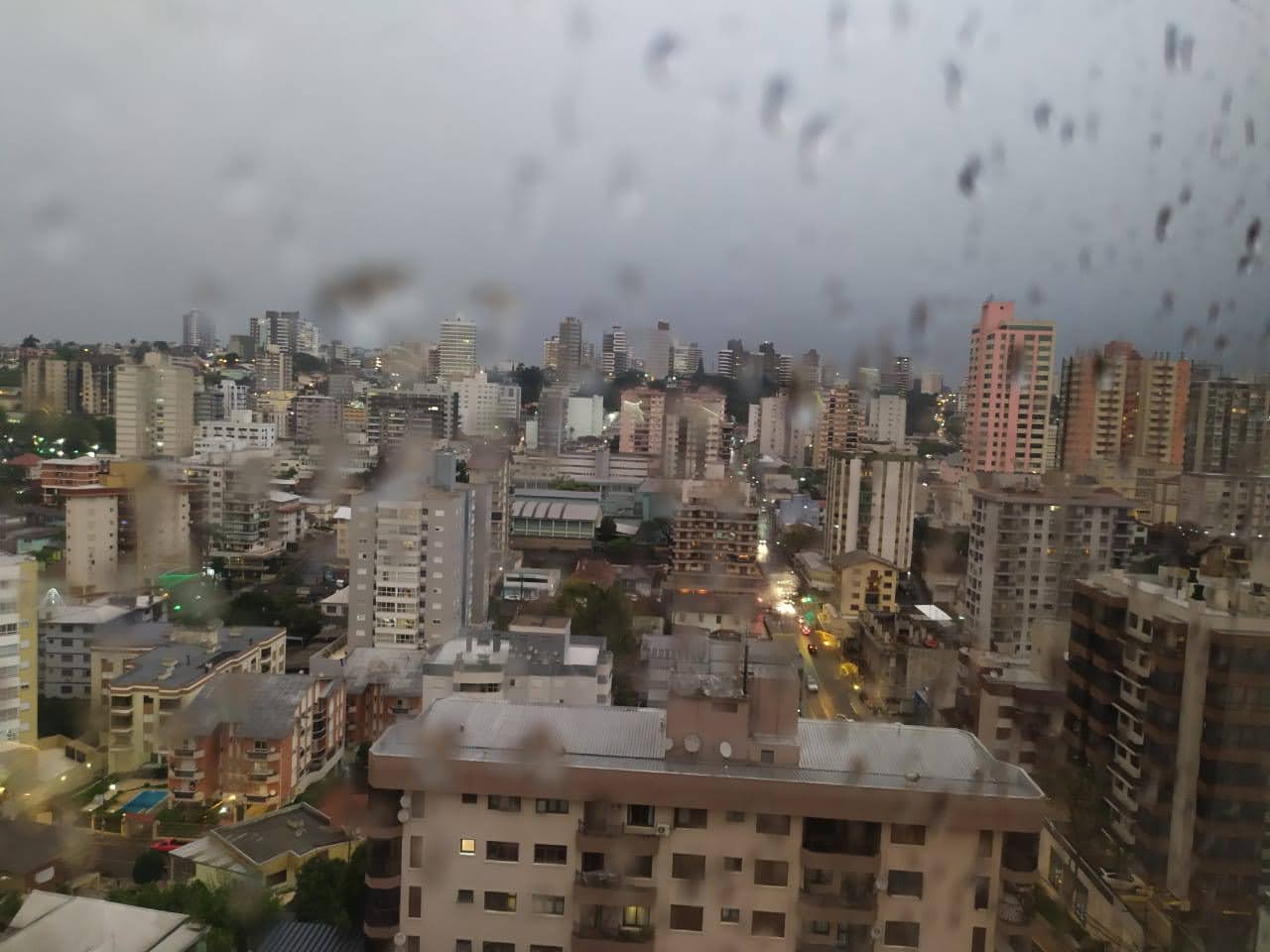 Tempestade com granizo, chuva intensa e ventos fortes atinge municípios da metade norte do Rio Grande do Sul
