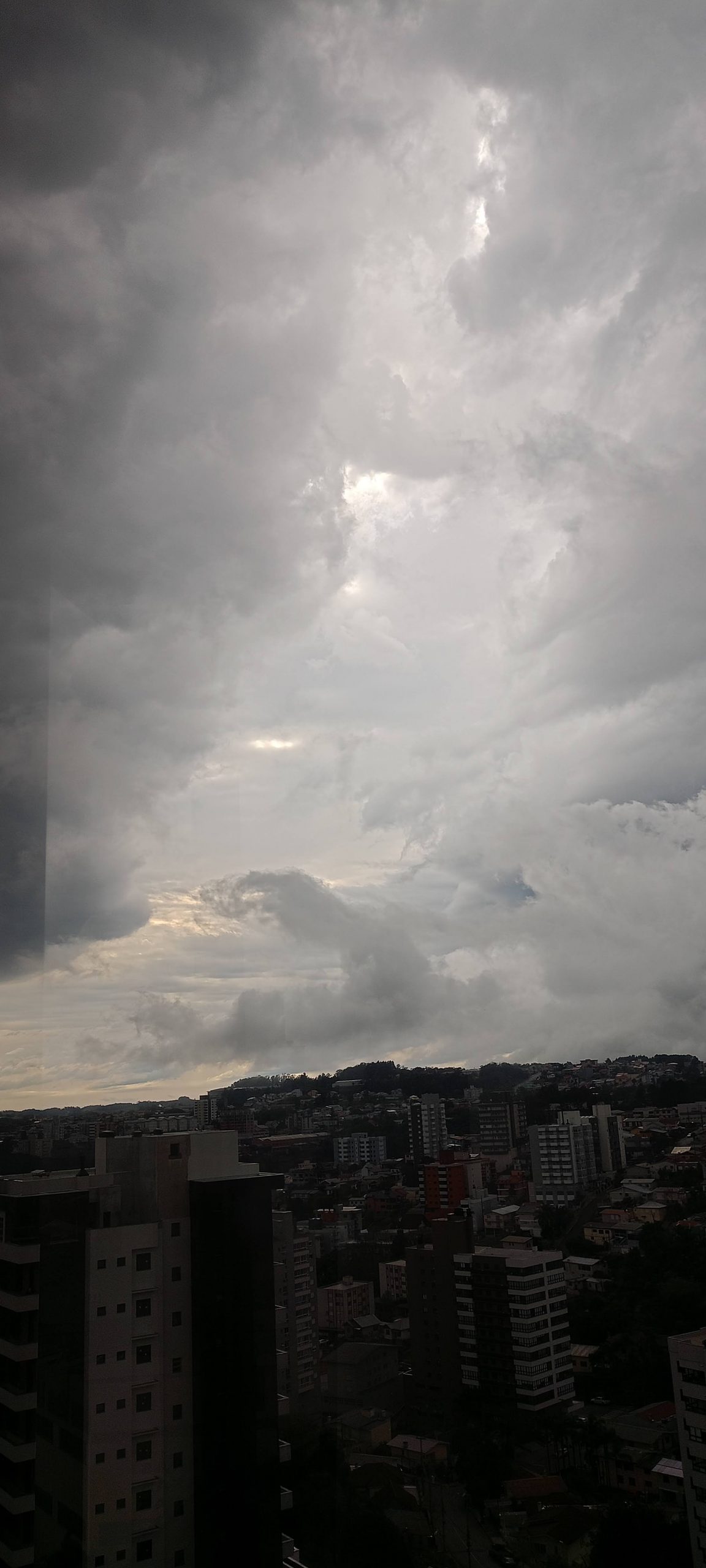 Céu nublado com nuvens carregadas durante a chegada da primavera no Rio Grande do Sul em 2025