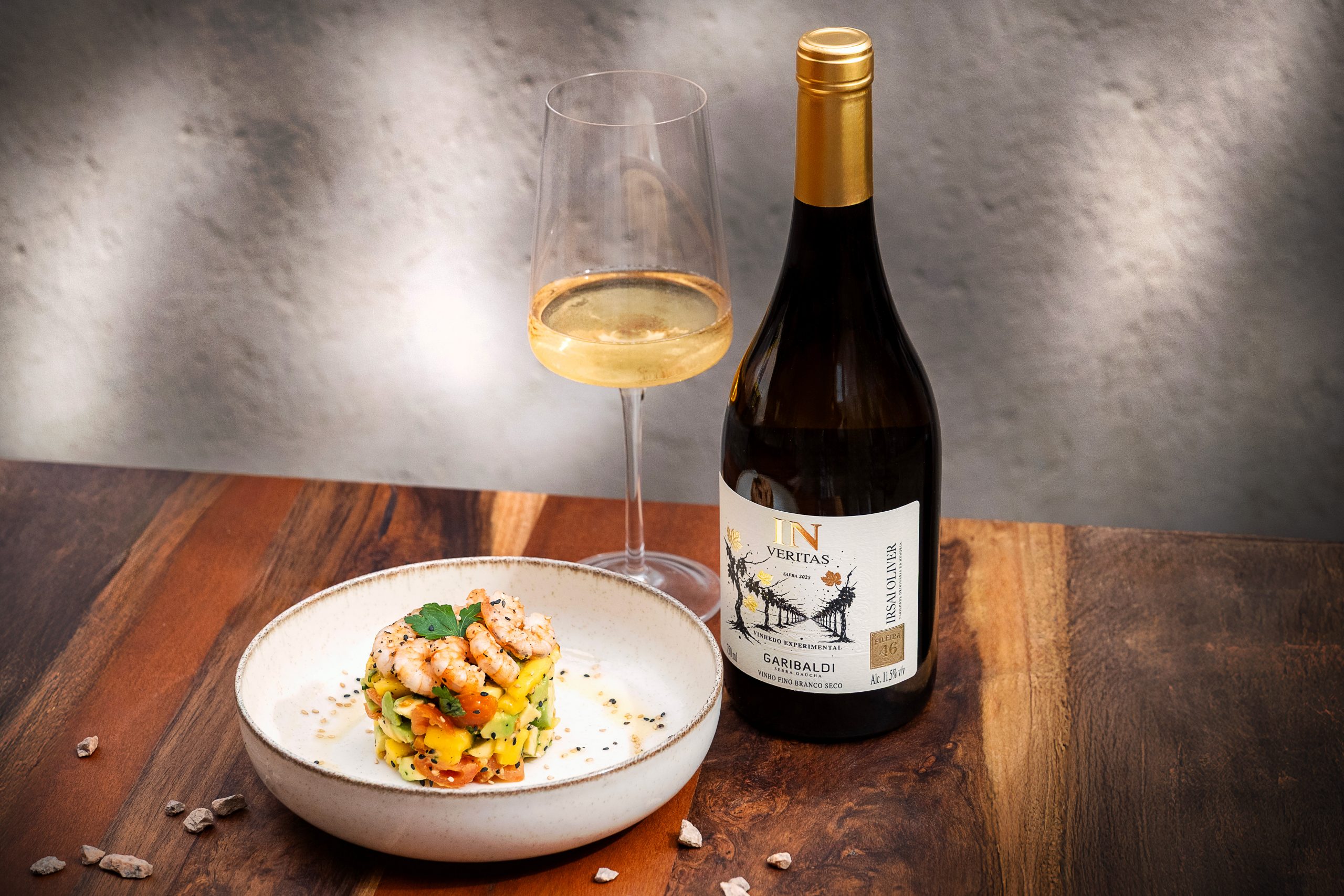 A Cooperativa Vinícola Garibaldi estreia na ProWine Brasil com lançamentos inéditos e rótulos premiados. Além disso, a presença reforça sua expansão nacional e internacional. Lançamentos exclusivos Entre 30 de setembro e 2 de outubro, a vinícola levará ao Expo Center Norte, em São Paulo, vinhos exclusivos. Um destaque é o Garibaldi In Veritas Irsai Oliver, branco aromático produzido com uva húngara. Segundo o enólogo Ricardo Morari, "É equilibrado, fresco, fino e harmônico, com aromas de frutas tropicais, Moscatéis e flores brancas." Vinhedo experimental O vinho surgiu no vinhedo experimental da marca, que mantém cerca de 60 variedades. Por isso, apenas 7,2 mil garrafas estarão disponíveis no mercado. Além disso, o cultivo permite testar resistência climática e adaptação ao terroir. Vinhos premiados Ainda assim, a vinícola apresentará o Garibaldi VG Pálava, casta da República Tcheca premiada com medalha de ouro no Concours Mondial de Bruxelles. Dessa forma, as camadas de aromas terpênicos e florais destacam a qualidade do portfólio. Linha Garibaldi Memórias A linha Garibaldi recebeu rebranding e agora se chama Garibaldi Memórias, homenageando anos marcantes da cooperativa. Portanto, cada rótulo exibe um ano relevante, como 2010, quando o Moscato Giallo foi lançado e a identidade visual renovada. Espumantes em destaque A produção de espumantes é prioridade. Entre eles, estão o Garibaldi Floratta, doce e leve, e o premiado Garibaldi Moscatel Grand Or, medalha de ouro e 95 pontos no Citadelles du Vin. Além disso, outros borbulhantes premiados incluem Garibaldi VG Nature Blanc de Blanc, Garibaldi Pinot Noir e Garibaldi Viognier. Rótulos zero álcool Ainda assim, a cooperativa apresenta vinhos sem álcool, como o Relax Alcohol Free, frisante de uva Moscato, leve e refrescante. Este é o sexto produto da linha zero álcool da marca. Lançamento surpresa No início da feira, a Cooperativa Vinícola Garibaldi revelará uma nova linha que elevará o conceito da marca e da vitivinicultura nacional. Assim, a feira será palco de mais uma inovação da marca gaúcha.