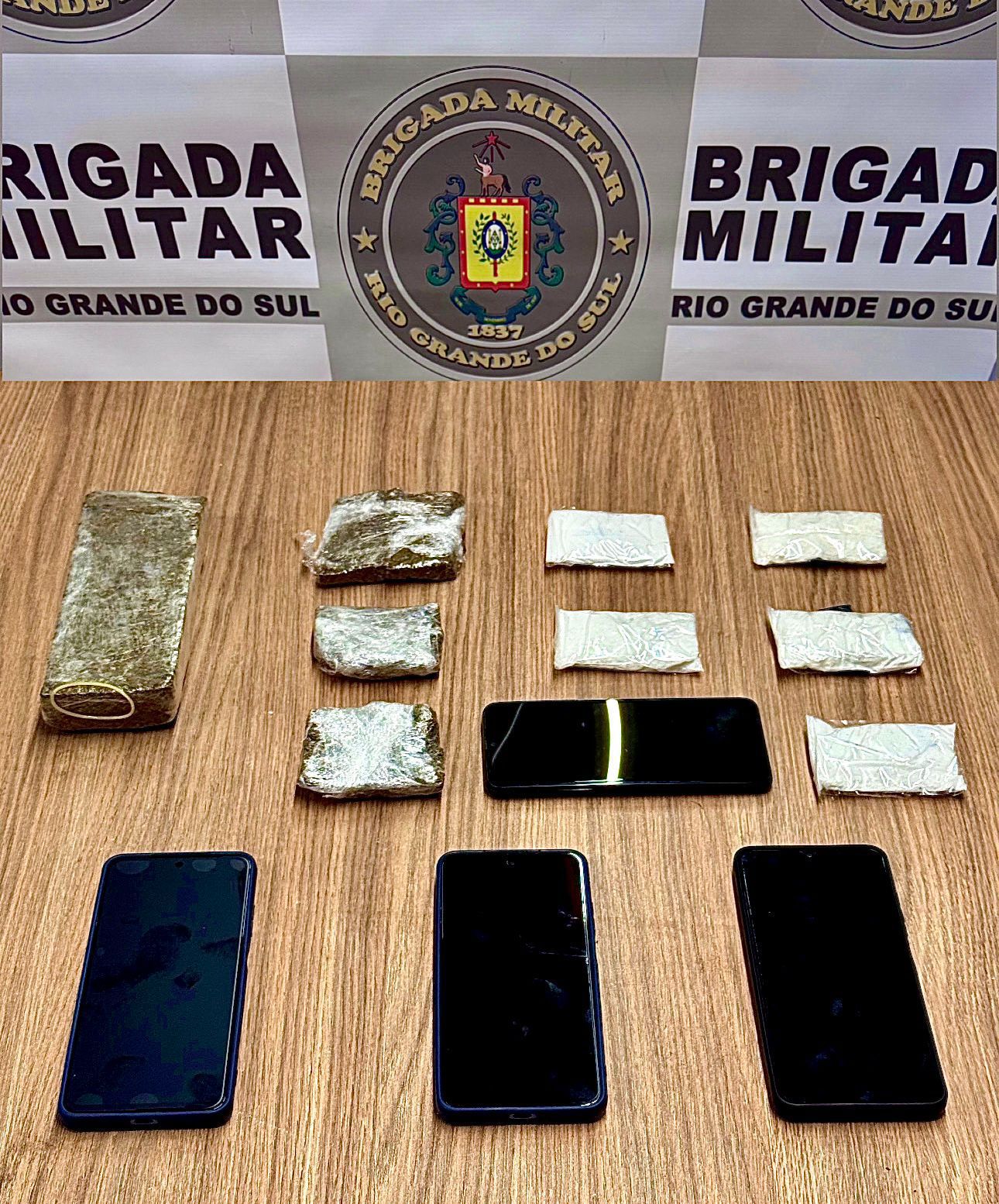 Brigada Militar prende dupla por tráfico em Bento Gonçalves; policiais apreenderam drogas e celulares que seriam arremessados para dentro do presídio.