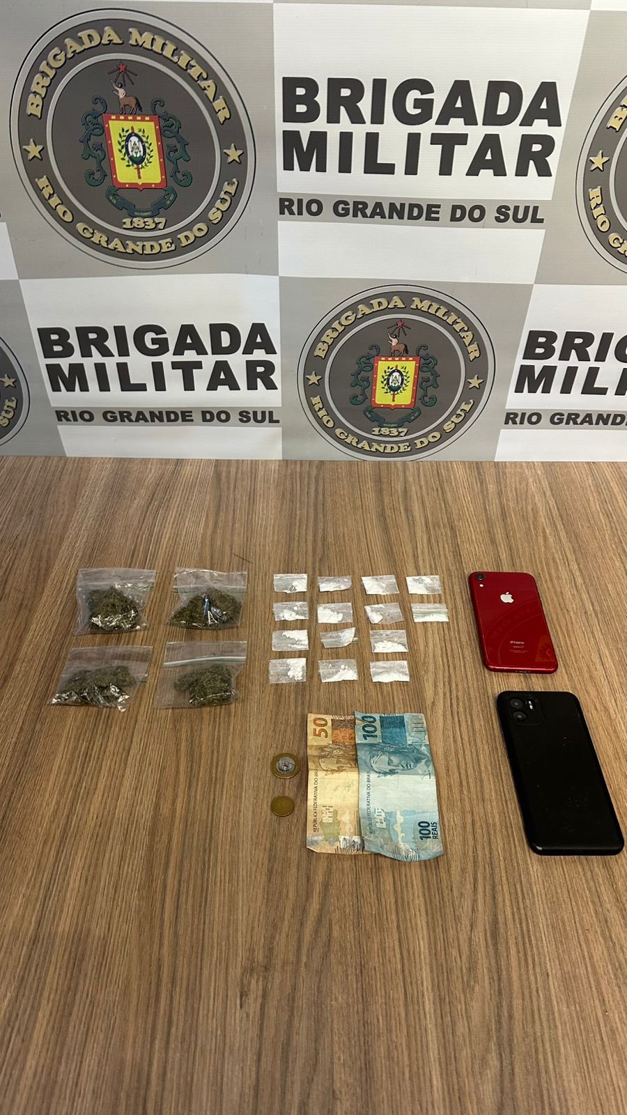 Dois homens detidos pela Brigada Militar em Bento Gonçalves durante operação de tráfico e receptação