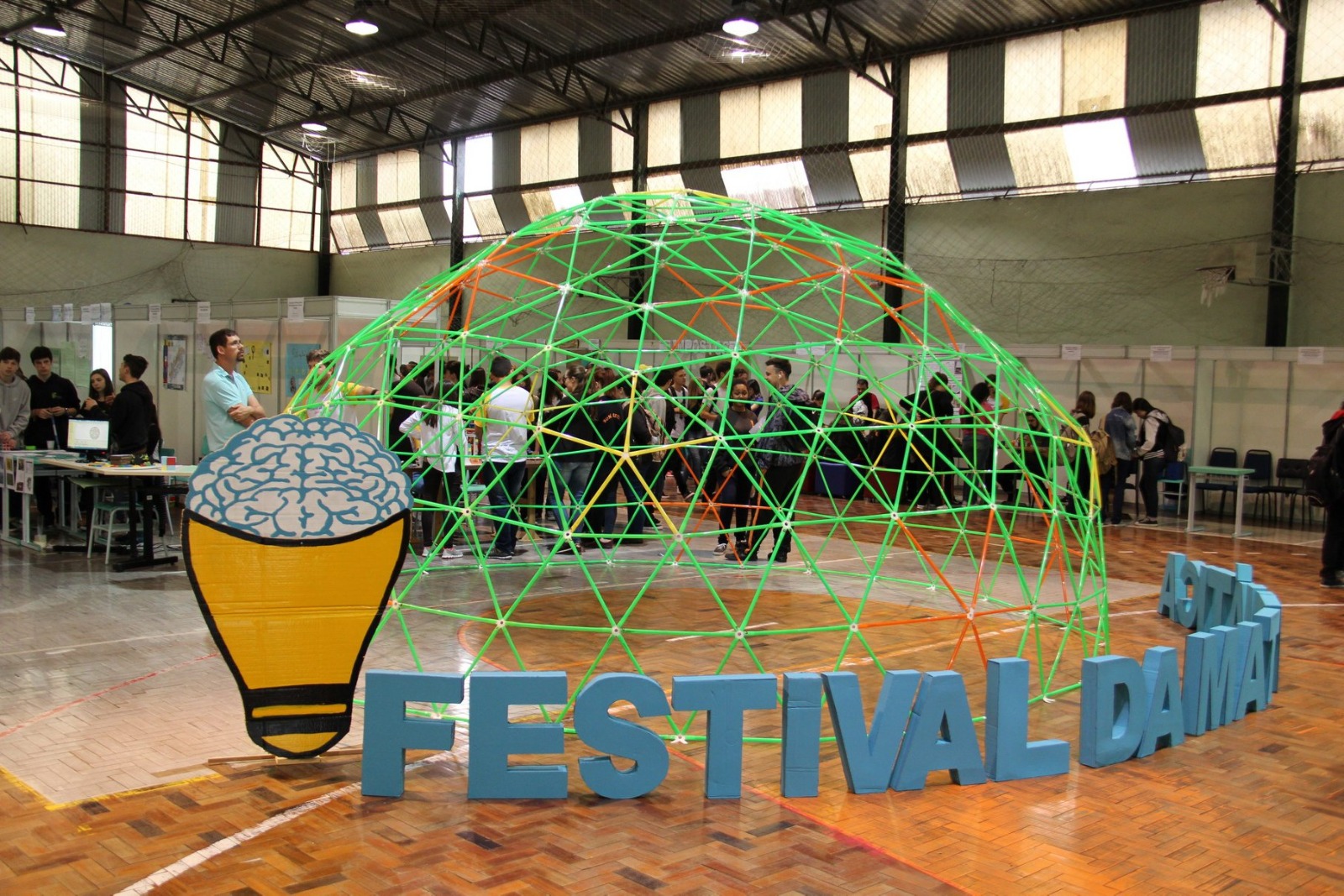 Exposição do 2º Festival da Matemática da Serra Gaúcha com robótica, jogos e oficinas para aproximar a matemática do dia a dia.