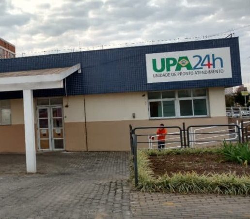 Profissional de saúde atende paciente durante alerta de surto de doença meningocócica em Bento Gonçalves.