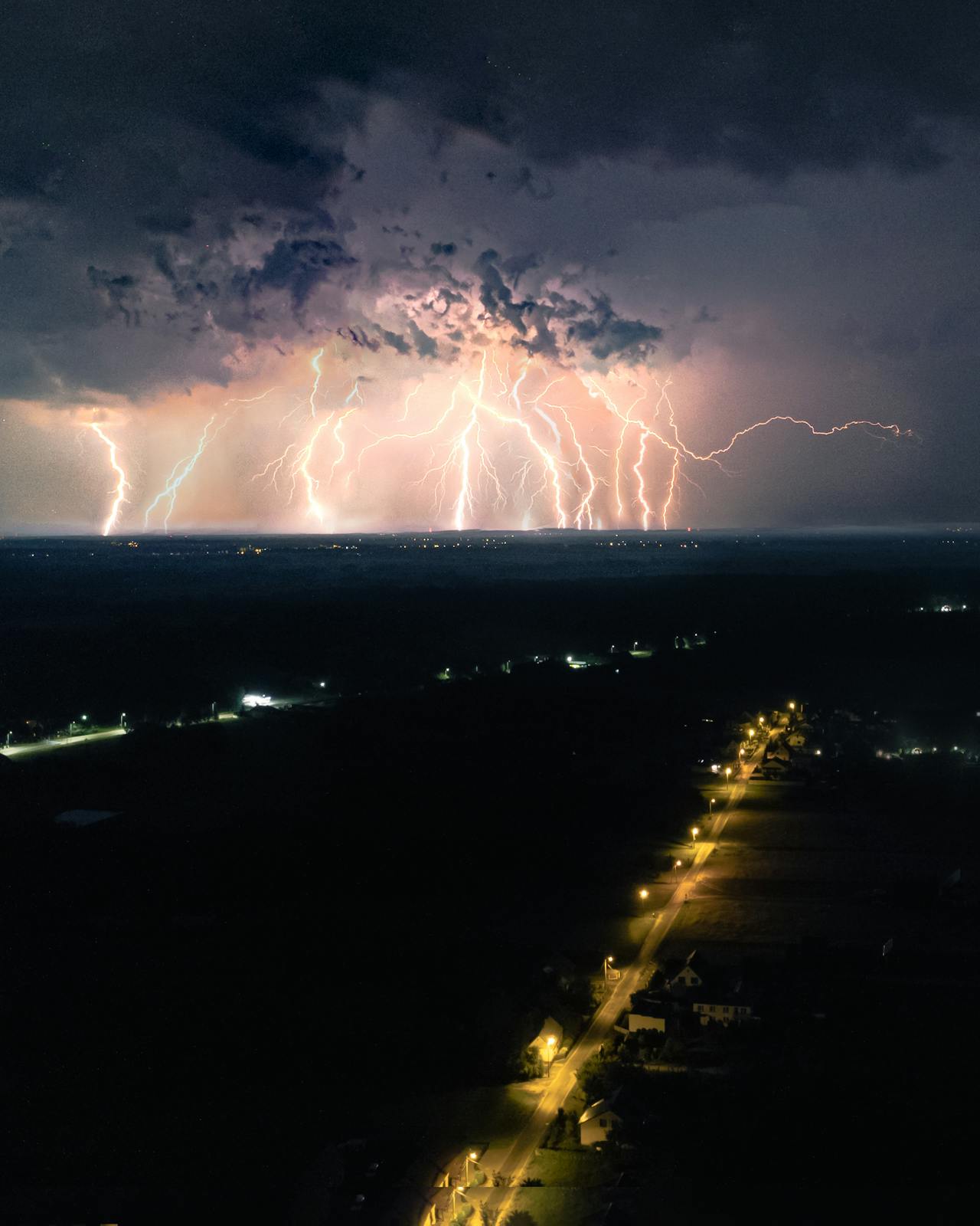 Raios cortando o céu durante a tempestade com raios no Rio Grande do Sul”