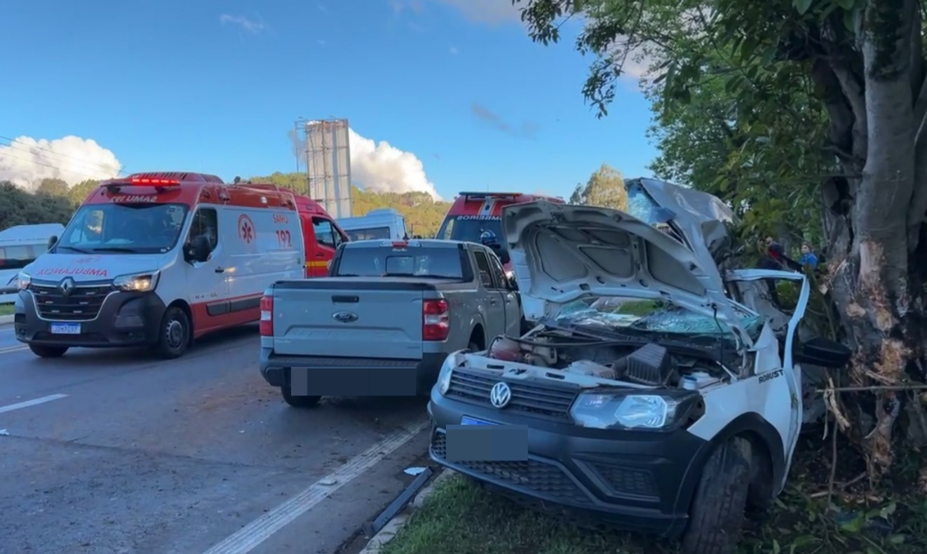 Acidente na BR-470 em Bento Gonçalves envolvendo Saveiro e Maverick; condutor da Saveiro retirado das ferragens pelos bombeiros.