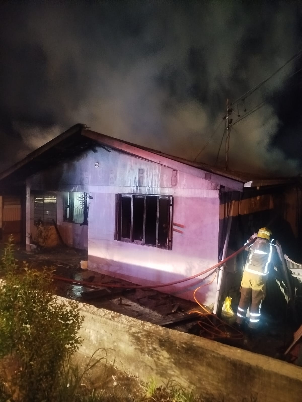 Bombeiros fazem rescaldo