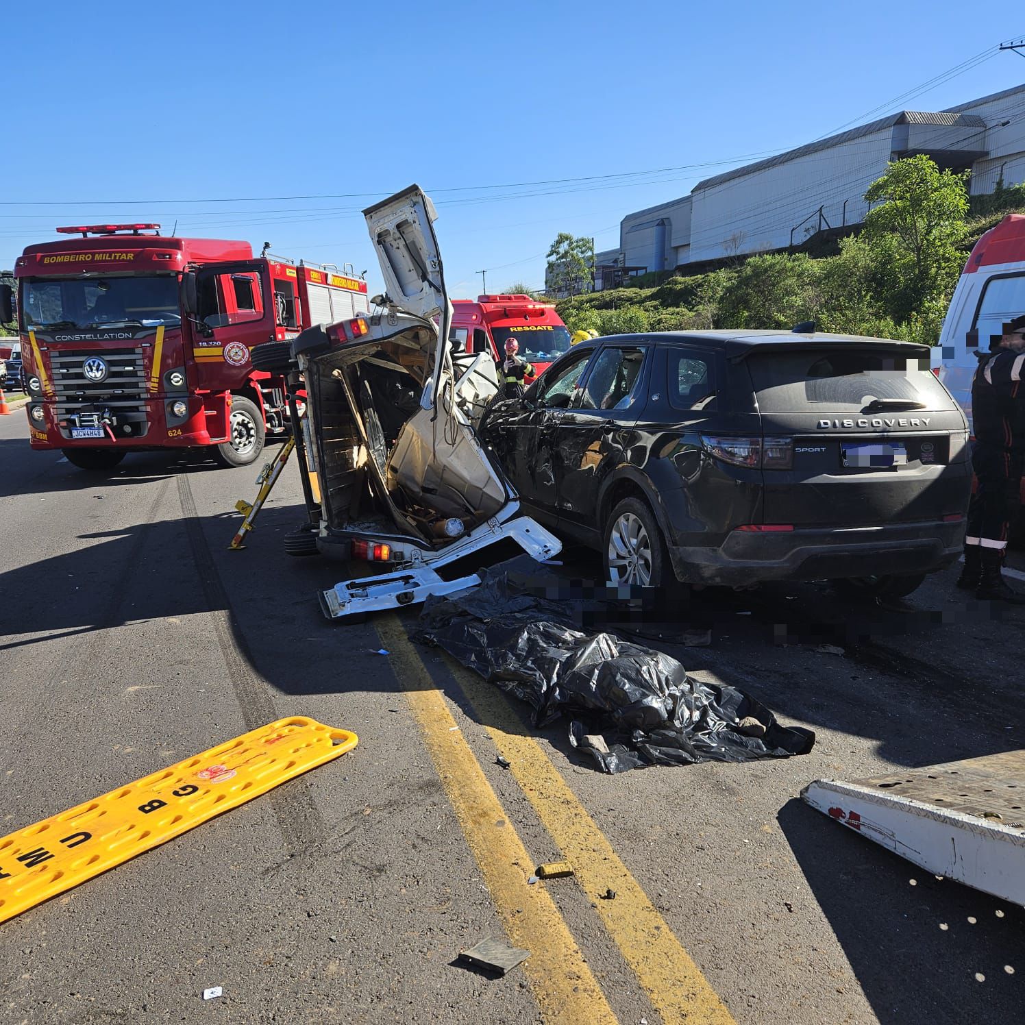 Rodrigo conduzia uma Fiorino com placas de Garibaldi quando colidiu com o rodado traseiro de um caminhão.