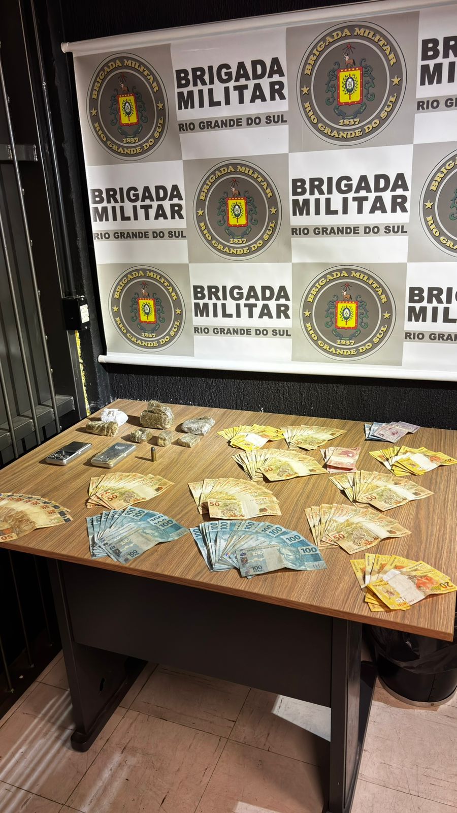 Mulher é presa por tráfico de entorpecentes no bairro Aparecida, em Bento Gonçalves, durante operação policial