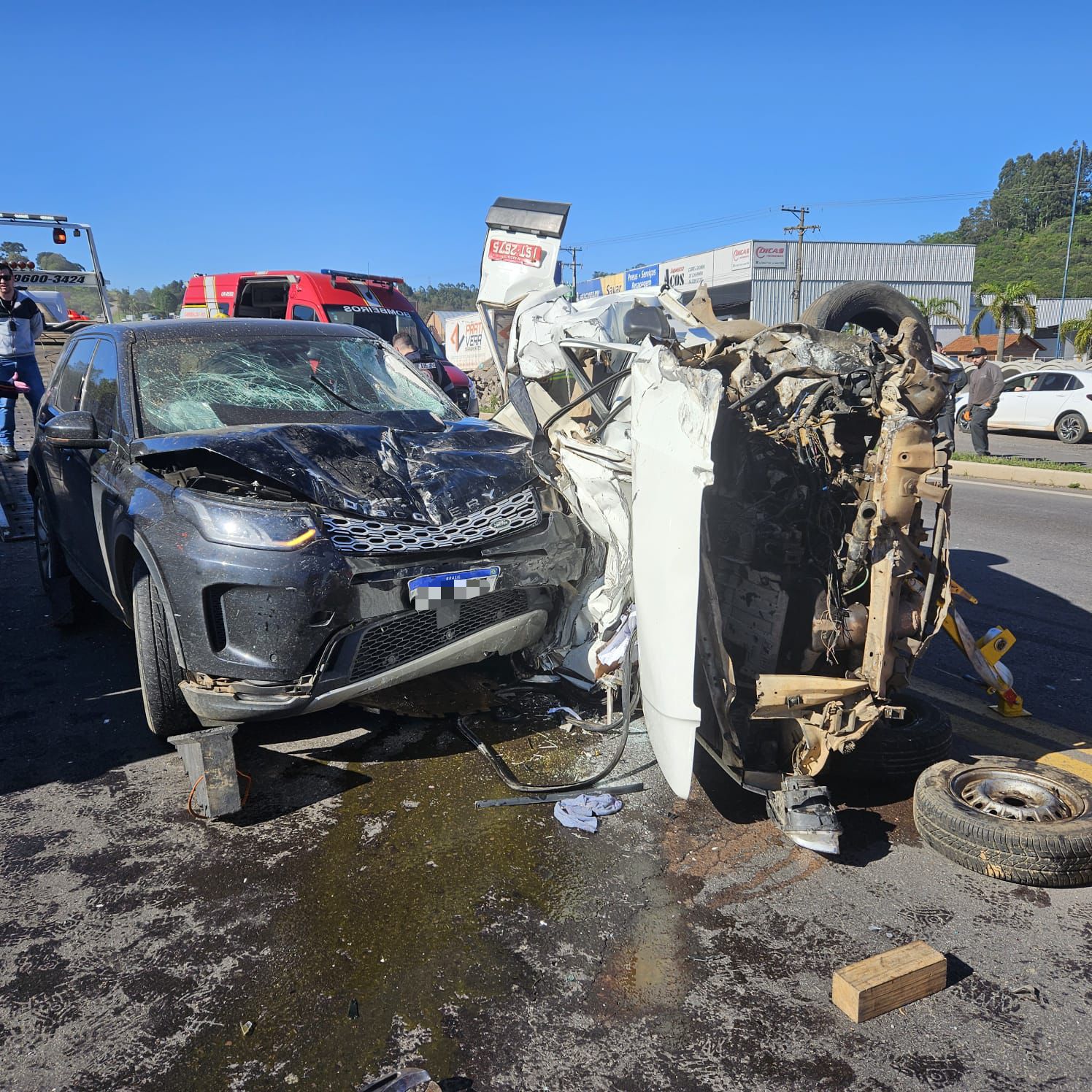 Colisão entre Land Rover e Fiorino no trevo da Telasul, em Garibaldi, deixa um morto e um ferido, com PRF controlando o trânsito.