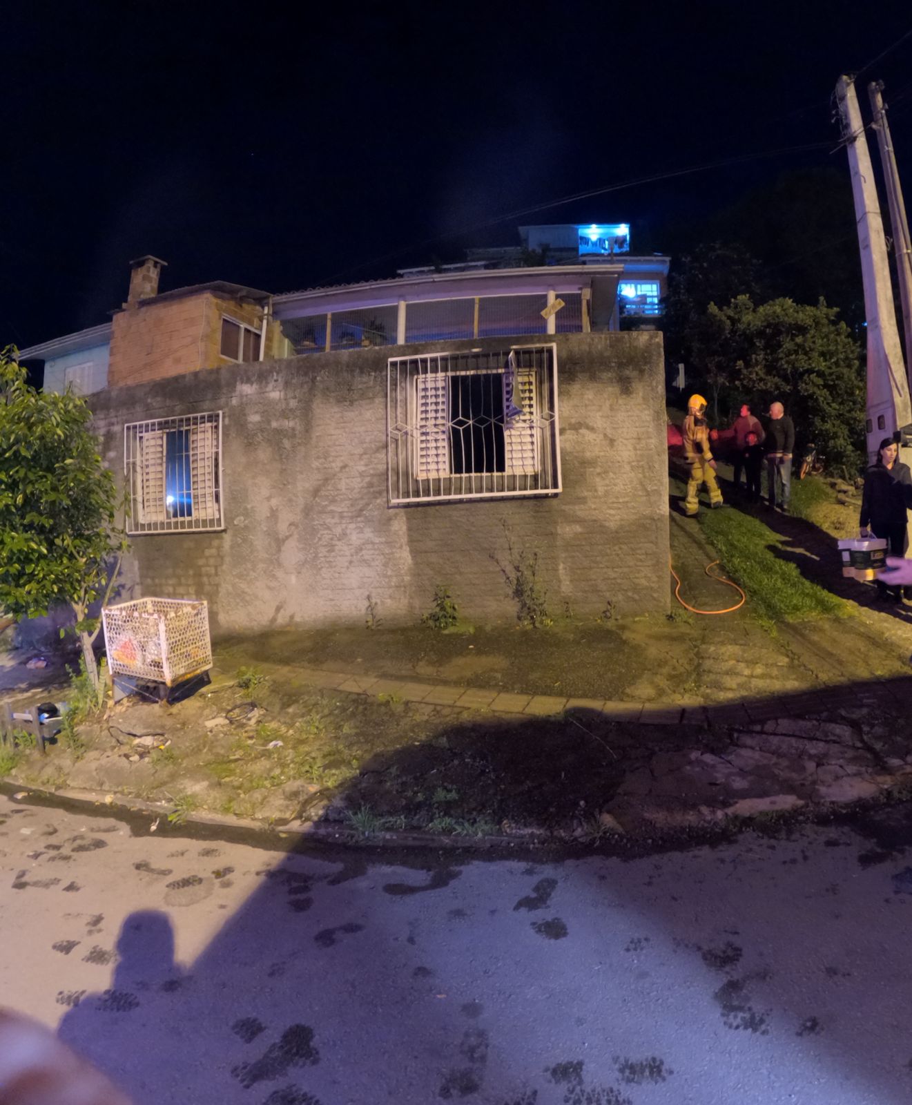 Residência destruída por incêndio no bairro Santa Helena, em Bento Gonçalves, na noite de 7 de outubro.