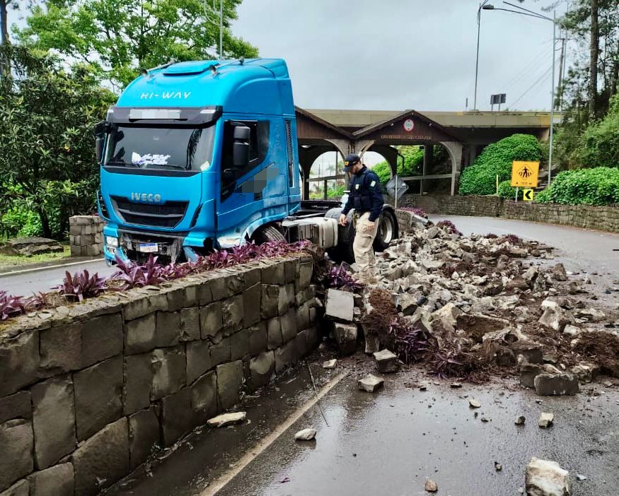 Caminhão envolvido em acidente em Garibaldi, apreendido pela PRF