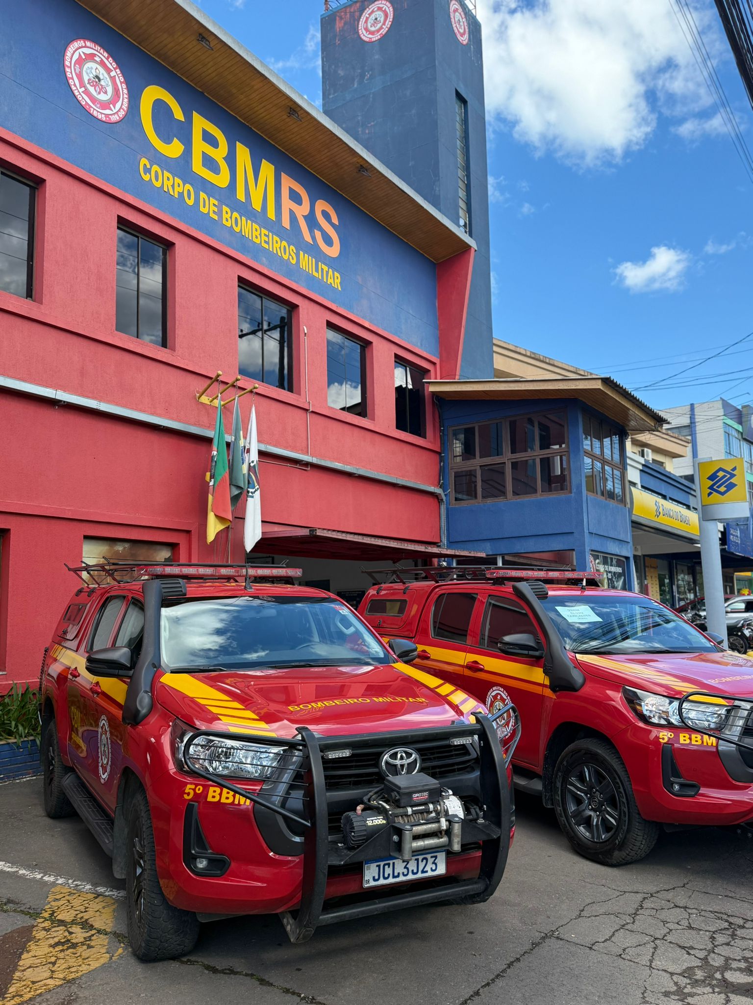 Corpo de Bombeiros recebe duas viaturas Toyota/Hilux via PISEG, ampliando segurança em Bento Gonçalves com recursos de empresas parceiras.