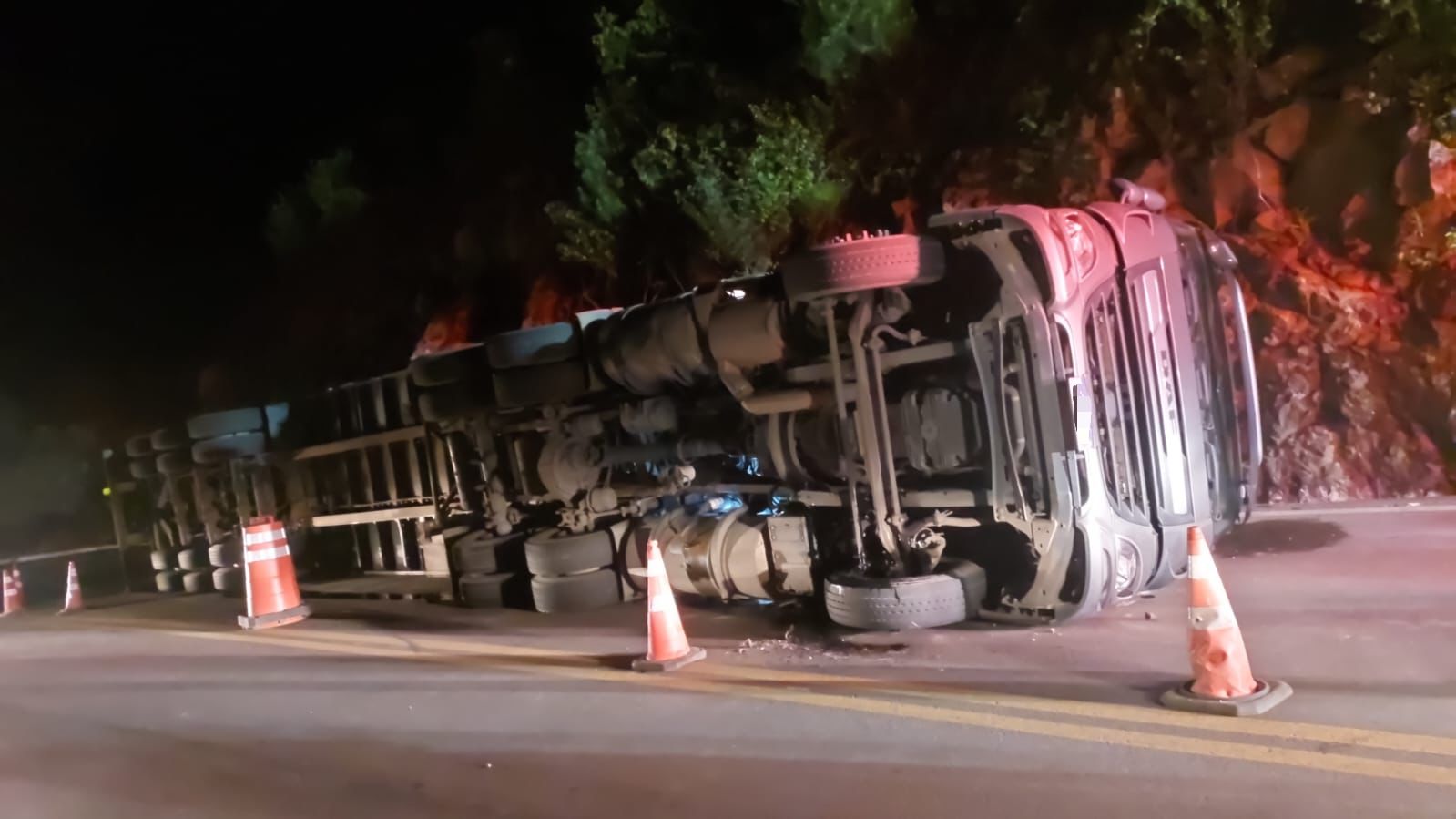 Caminhão DAF XF tombado na BR-470 em Bento Gonçalves com atendimento do Corpo de Bombeiros e Samu.