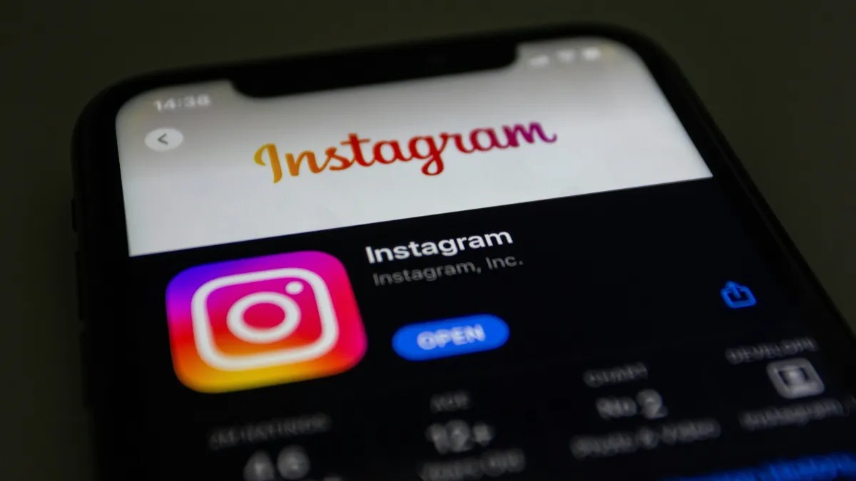 Tela do aplicativo Instagram mostrando novo layout com barra inferior e ícones de feed, busca, reels, câmera e perfil