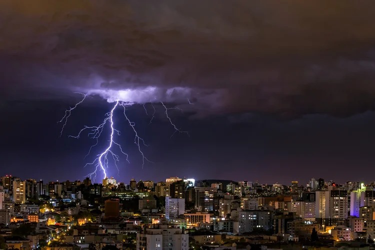 Inmet alerta para chuva forte, granizo e ventos de até 60 km/h no Sul e Sudeste neste domingo.