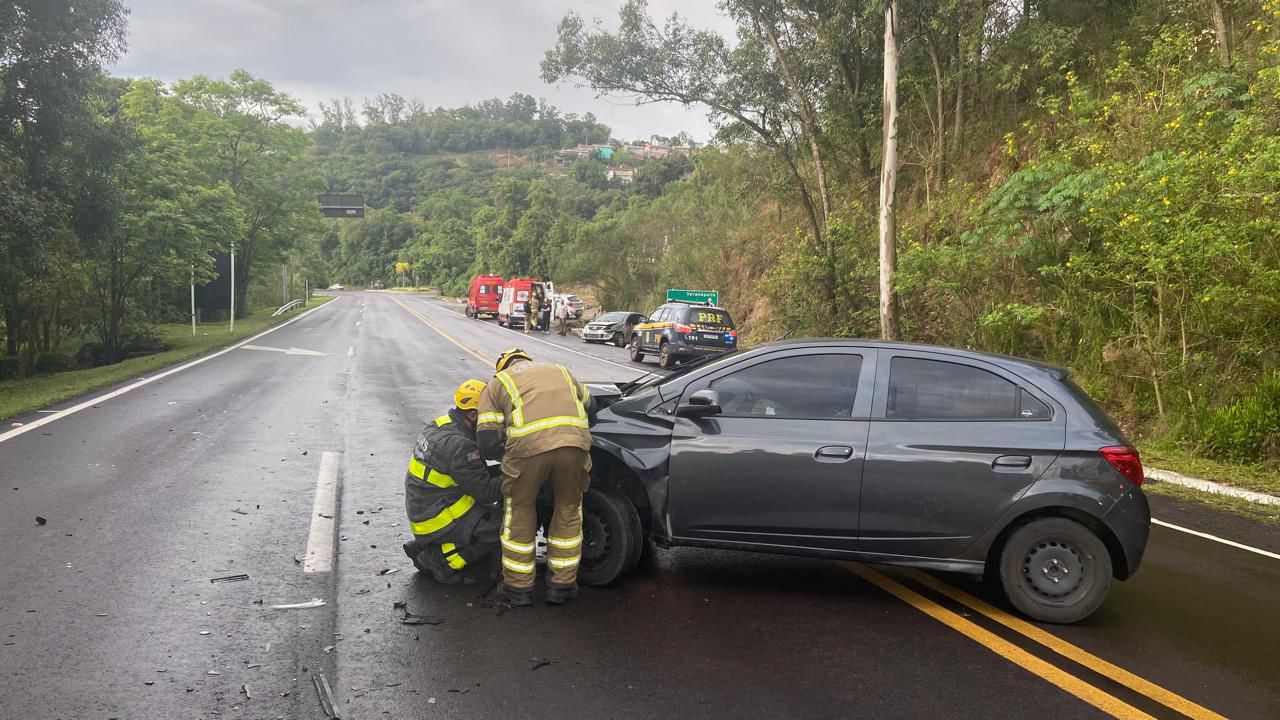 Viaturas do Corpo de Bombeiros e Samu atendem colisão entre dois carros na BR-470, em Tuiuty, Bento Gonçalves.
